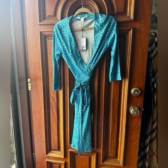 NWT Diane Von Furstenburg New Julian Two Petal Dreams Blue Wrap. dress - Picture 6 of 11